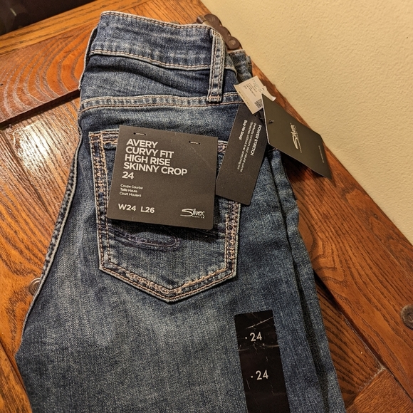 Silver Jeans Denim - 𝅺Silver Avery Curvy Fit Hi-Rise Crop Jeans